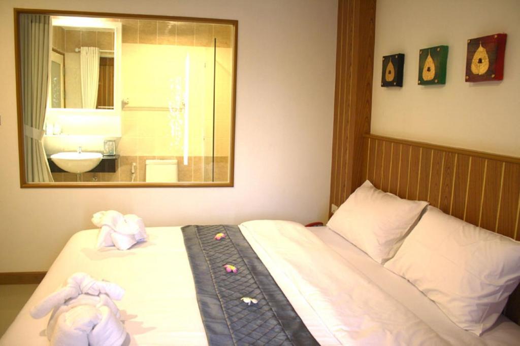 Santi White Hotel Phuket Room photo